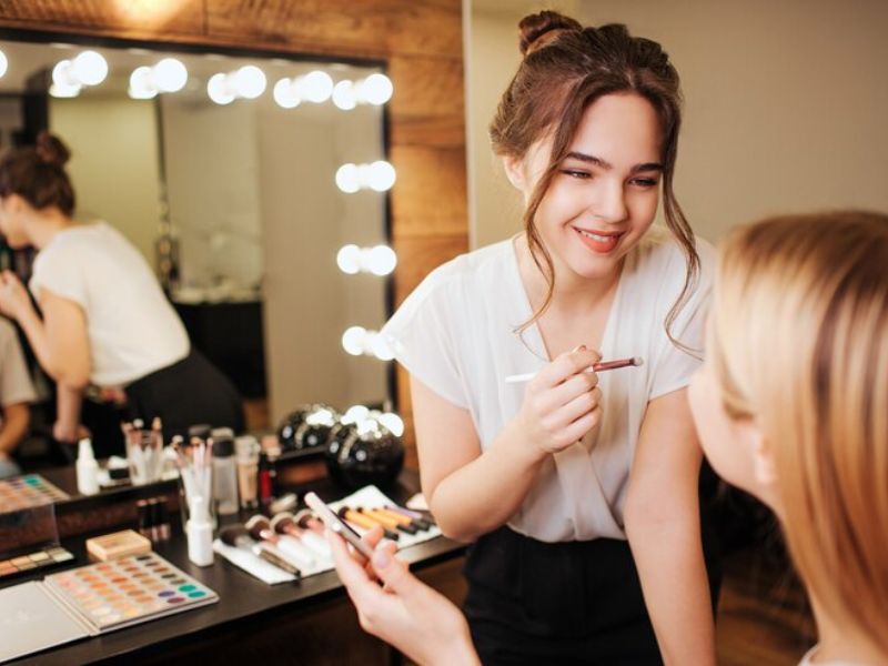 WHAT ARE THE STEPS TO BECOMING A BEAUTY EXPERT