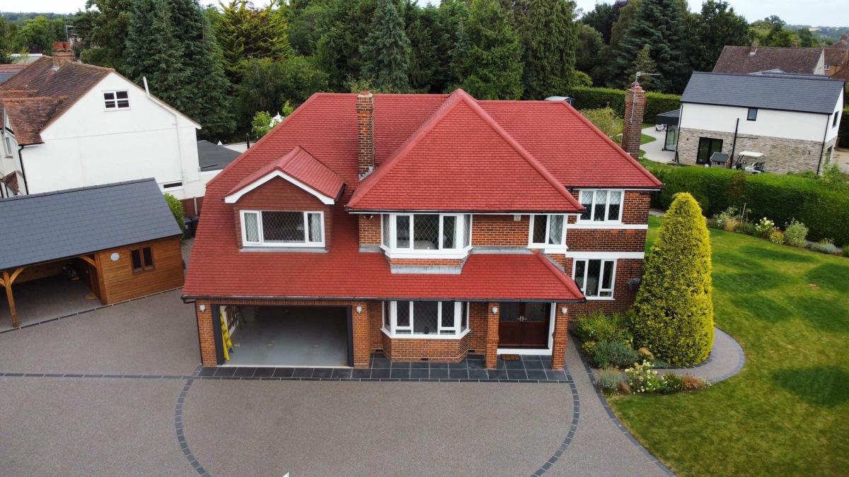 Expert Roof Cleaning and Painting in Radlett: Revitalize Your Home – A & R CLEANING – SEALING