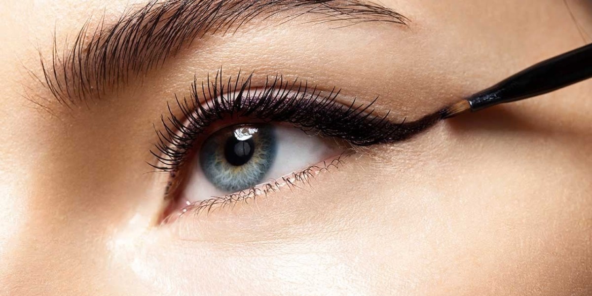 The Ultimate Guide to Eyeliner: Techniques, Types, and Tips for Flawless Application