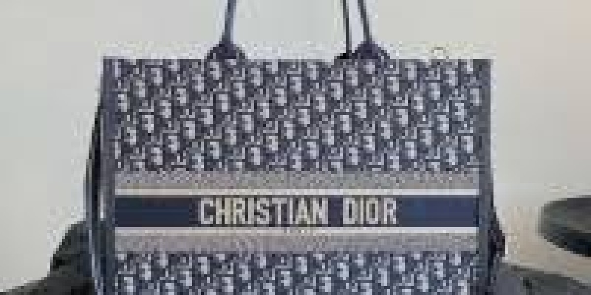 The Dior Jolie Bag: A Perfect Blend of Elegance and Functionality