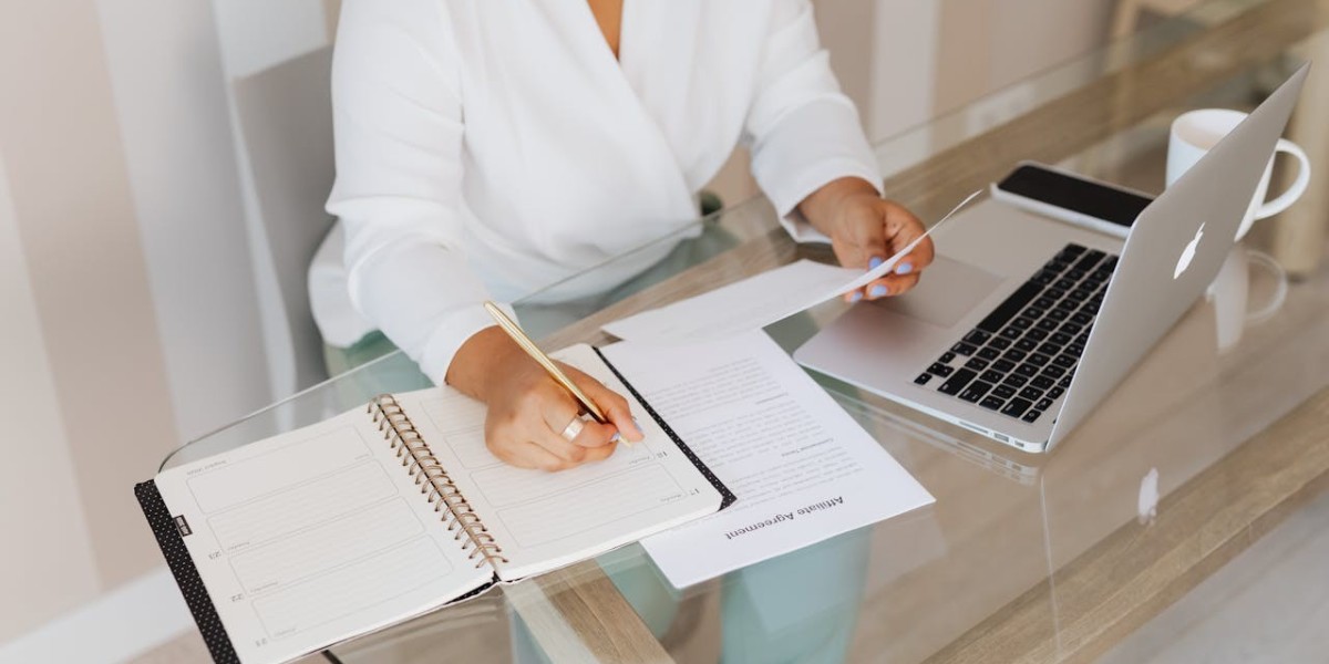 The Evolution of Glass Desks in Office Design Trends