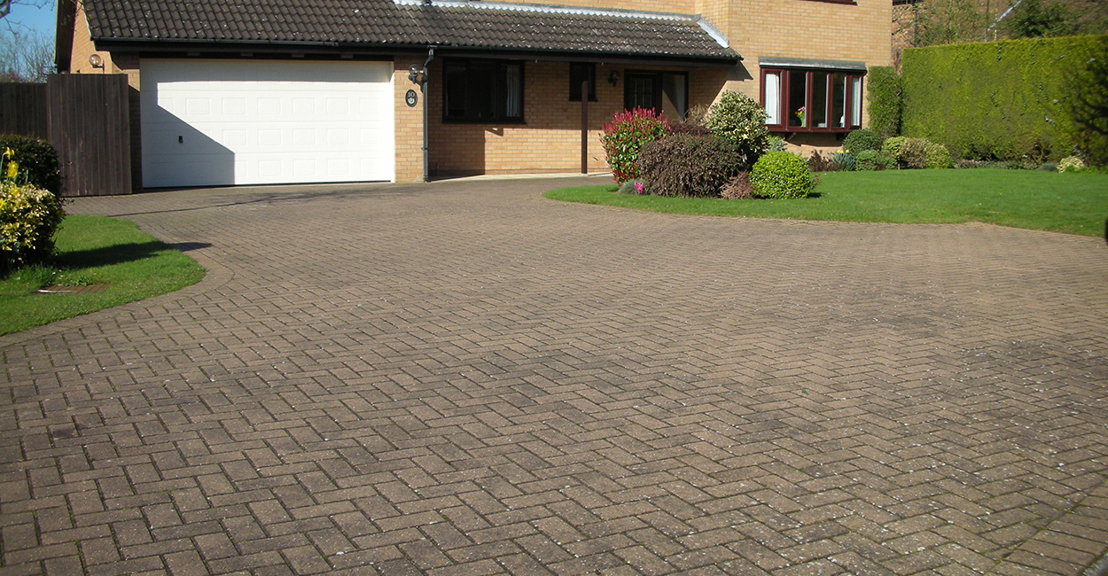 Expert Seasonal Tips for Driveway Cleaning in Milton Keynes