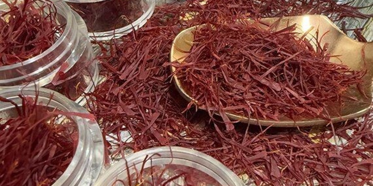 Golden Threads of Purity: Why Buying Kashmiri Saffron Online from Durfshan Is a Smart Choice
